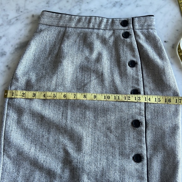 H&M pencil skirt. Hits the high in the waistline, generous stretch. - Picture 4 of 6